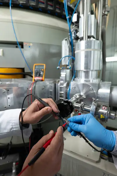 Siklotron Parçacık Hızlandırıcısının Kontrol Paneli. Yüksek kaliteli fotoğraf siklotron parçacık hızlandırıcısının kontrol paneli. Panelde parlayan düğmeler, tuşlar ve göstergeler var.