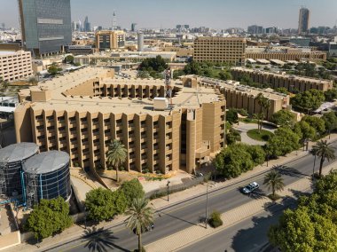 Bu büyüleyici hava fotoğrafı Suudi Arabistan, Riyad 'daki Kral Faysal Uzman Hastane Araştırma Merkezi' ni gösteriyor. Görüntüde hastaneler etkileyici modern kule, parıldayan bir sembol var.