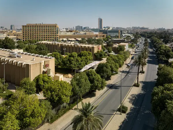 Bu büyüleyici hava fotoğrafı Suudi Arabistan, Riyad 'daki Kral Faysal Uzman Hastane Araştırma Merkezi' ni gösteriyor. Görüntüde hastaneler etkileyici modern kule, parıldayan bir sembol var.