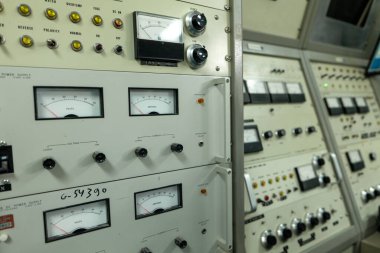 Siklotron Parçacık Hızlandırıcısının Kontrol Paneli. Yüksek kaliteli fotoğraf siklotron parçacık hızlandırıcısının kontrol paneli. Panelde parlayan düğmeler, tuşlar ve göstergeler var.