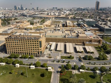 Bu görüntü Riyad şehrinin geniş bir hava görüntüsünü sağlar, detaylara büyük bir dikkatle yakalanır. Hastanenin kentsel tasarımı bu kuş bakışı perspektiften açıkça görülüyor.