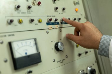 Siklotron Parçacık Hızlandırıcısının Kontrol Paneli. Yüksek kaliteli fotoğraf siklotron parçacık hızlandırıcısının kontrol paneli. Panelde parlayan düğmeler, tuşlar ve göstergeler var.