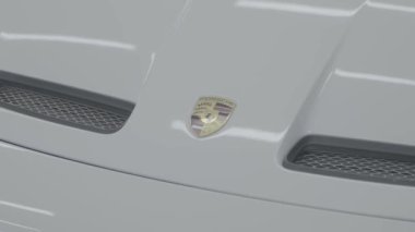 Porsche rozeti dünyadaki en tanınan araba logolarından biridir. Lüks, performans ve mühendislik mükemmelliğinin sembolüdür. Porsche Rozeti 'ne yakından bak. Yüksek kalite 4k.