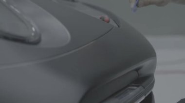 Bir arabanın koruyucu film uzmanı uygulaması. Yüksek kalite 4k görüntü v- log, s-log, d-log