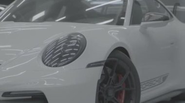 Porsche dünyadaki en tanınan arabalardan biridir. Lüks, performans ve mühendislik mükemmelliğinin sembolüdür. Yüksek kalite 4k görüntü v- log, s-log, d-log