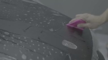 Bir arabanın koruyucu film uzmanı uygulaması. Yüksek kalite 4k görüntü v- log, s-log, d-log