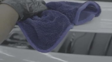 VIP araba yıkama. Araba cilası. Boya derinliğini ve ışıltısını geri kazanır, krom ve cam ışıldar, ve genel görünümü sergi salonu gibi ışıldar. Yüksek kalite 4K video kaydı.