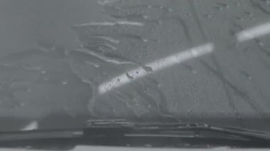 VIP araba yıkama. Cilalı arabada su jetleri akıyor. Yüksek kalite 4k görüntü v- log, s-log, d-log 