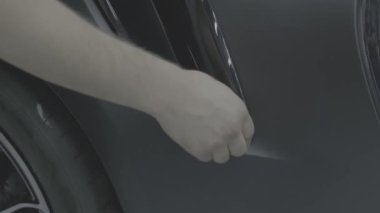 Porsche karbon hava giriş sistemi. Geleneksel metal sistemlerin aksine, bu hafif karbon fiberden imal edilmiş, ağırlığı düşürüyor ve genel performansı artırıyor. Yüksek kaliteli 4k video kaydı