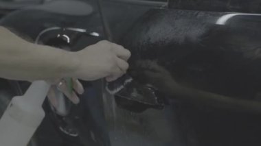 Arabanın üzerindeki ppf filmini buharla yapıştırıyorum. Görünmez bir koruma kalkanı olan, boyası yenilenmiş ışıltıyla parlayan bir araba. Yüksek kalite 4k görüntü v- log, s-log, d-log