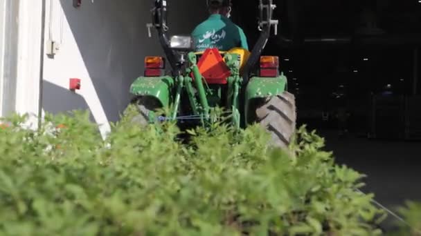 Traktor Yang Membawa Pot Tanaman Barisan Pot Tanaman Plastik Mengisi — Stok Video