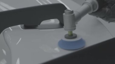 Yörüngesel cilalayıcı sürtünmeli araba cilası çizikleri silmek için. 4k video. Otomobil tamircisiyim. Arabanın son cilasını yapıyorum. Yüksek kalite 4k görüntü v- log, s-log, d-log