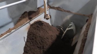 Seraya bitki ekmek için toprağı karıştırmak ve gevşetmek. Kahverengi toprak hafif nemli ve dokununca ufalanır. Bu da sağlıklı bitki büyümesi için idealdir. Yüksek kalite 4k görüntü