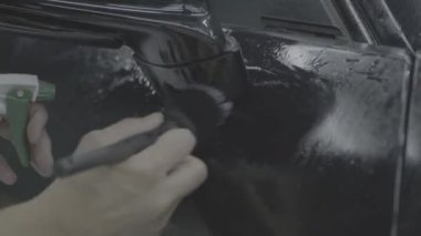 Arabanın üzerindeki ppf filmini buharla yapıştırıyorum. Görünmez bir koruma kalkanı olan, boyası yenilenmiş ışıltıyla parlayan bir araba. Yüksek kalite 4k görüntü v- log, s-log, d-log