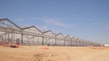 Devasa seralar var. Yandan bak. Modern seralar sonsuz gibi görünen sıralarda uzanıyor. Dışarıdan bakıldığında, katıksız ölçek çok büyüktür. Yapıların kendileri bir mucize.