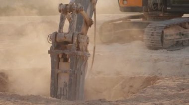 Endüstriyel Toprak Taşıyıcı, Buldozer Kovası Toprağı Verimli Kazıyor. Yüksek kaliteli 4K sandal profesyonel buldozer kovası verimli toprak kazısı yapıyor. Ağır metal kovası.