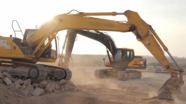 Endüstriyel Toprak Taşıyıcı, Buldozer Kovası Toprağı Verimli Kazıyor. Yüksek kaliteli 4K sandal profesyonel buldozer kovası verimli toprak kazısı yapıyor. Ağır metal kovası.