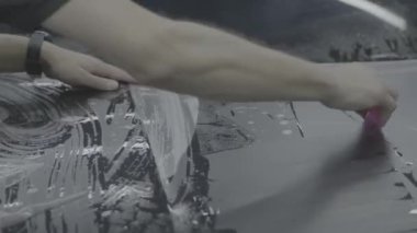 Bir arabanın koruyucu film uzmanı uygulaması. Yüksek kalite 4k görüntü v- log, s-log, d-log