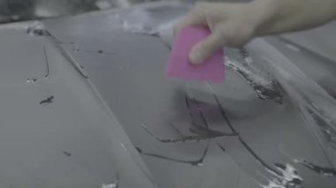 Bir arabanın koruyucu film uzmanı uygulaması. Yüksek kalite 4k görüntü v- log, s-log, d-log