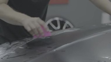 Bir arabanın koruyucu film uzmanı uygulaması. Yüksek kalite 4k görüntü v- log, s-log, d-log