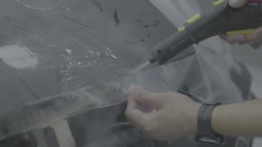 Arabanın üzerindeki ppf filmini buharla yapıştırıyorum. Görünmez bir koruma kalkanı olan, boyası yenilenmiş ışıltıyla parlayan bir araba. Yüksek kalite 4k görüntü v- log, s-log, d-log