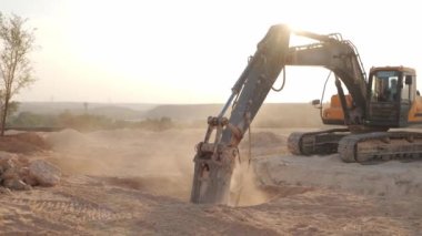 Endüstriyel Toprak Taşıyıcı, Buldozer Kovası Toprağı Verimli Kazıyor. Yüksek kaliteli 4K sandal profesyonel buldozer kovası verimli toprak kazısı yapıyor. Ağır metal kovası.