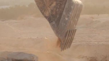 Endüstriyel Toprak Taşıyıcı, Buldozer Kovası Toprağı Verimli Kazıyor. Yüksek kaliteli 4K sandal profesyonel buldozer kovası verimli toprak kazısı yapıyor. Ağır metal kovası.