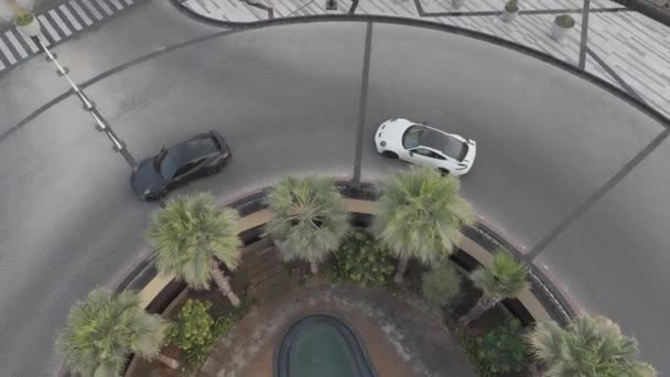 Imagens Espetaculares Drones Dois Carros Conduzir Numa Estrada Panorâmica Cidade — Vídeo de Stock