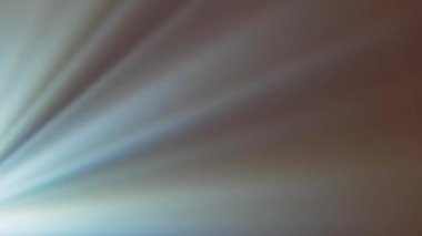 Duman ve toz parçacığı etkisine sahip mavi ışık huzmesi soyut arkaplan. 4K 3D soyut ışık hareketi başlıkları sinematik arkaplan. Yüksek kalite 4k görüntü