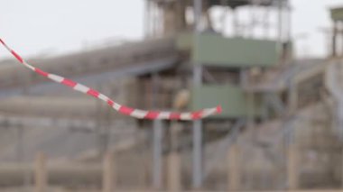 Çimento fabrikası. Ön planda, çimento üretiminde büyük olasılıkla fırın olan birkaç büyük silindirik yapı vardır. Fırınlar büyük, dönen fırınlardır, kireçtaşı ve diğer şeyleri ısıtırlar.