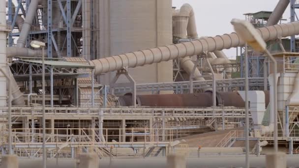 Çimento Fabrikası Planda Çimento Üretiminde Büyük Olasılıkla Fırın Olan Birkaç — Stok video