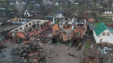 Ukrayna 'nın Chernihiv kentindeki bir yerleşim bölgesi Rus hava saldırısından ağır hasar gördü. Düzinelerce bina tamamen yıkıldı, çatılar çöktü ve duvarlar un ufak oldu. Kişisel eşyalar.