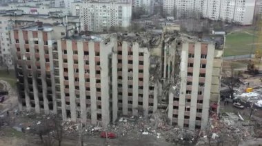 Ukrayna 'nın Chernihiv kentindeki bir yerleşim bölgesi Rus hava saldırısından ağır hasar gördü. Düzinelerce bina tamamen yıkıldı, çatılar çöktü ve duvarlar un ufak oldu. Kişisel eşyalar.