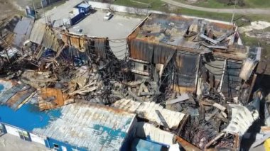 Ukrayna 'nın Chernihiv kentindeki büyük bir alışveriş merkezi Rus hava saldırısında ağır hasar gördü. Düzinelerce bina tamamen yıkıldı, çatılar çöktü ve duvarlar un ufak oldu.