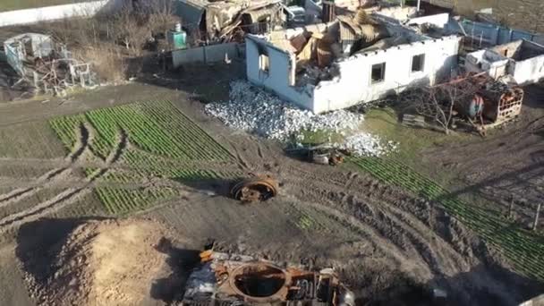 러시아 공습에 심하게 손상되었습니다 우크라이나 Chernihiv에있는 건물이 완전히 파괴되었고 지붕이 — 비디오