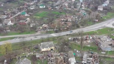 Ukrayna 'nın Chernihiv kentindeki bir yerleşim bölgesi Rus hava saldırısından ağır hasar gördü. Düzinelerce bina tamamen yıkıldı, çatılar çöktü ve duvarlar un ufak oldu. Kişisel eşyalar.