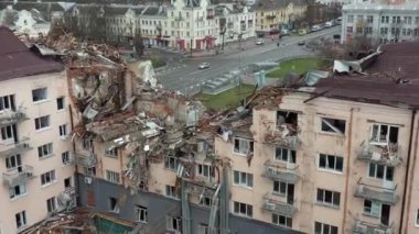 Ukrayna 'nın Chernihiv kentindeki büyük bir otel Rus hava saldırısından ağır hasar gördü. Binanın ön cephesi neredeyse tamamen yıkılmış. Çatı ve duvarların büyük bir kısmı...