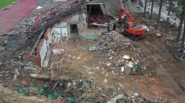 Ukrayna 'nın Chernihiv kentindeki bir stadyuma yapılan hava saldırısından sonra. Stadyumun çatısı ve oturma alanlarının büyük bölümleri tamamen yok edildi. Beton yapı çatlamış ve...