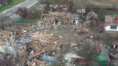 Ukrayna 'nın Chernihiv kentindeki bir yerleşim bölgesi Rus hava saldırısından ağır hasar gördü. Düzinelerce bina tamamen yıkıldı, çatılar çöktü ve duvarlar un ufak oldu. Kişisel eşyalar.