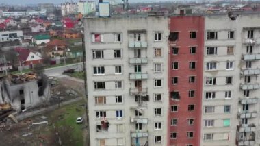 Ukrayna 'nın Chernihiv kentindeki bir yerleşim bölgesi Rus hava saldırısından ağır hasar gördü. Düzinelerce bina tamamen yıkıldı, çatılar çöktü ve duvarlar un ufak oldu. Kişisel eşyalar.