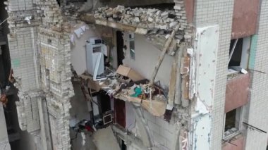 Ukrayna 'nın Chernihiv kentindeki bir yerleşim bölgesi Rus hava saldırısından ağır hasar gördü. Düzinelerce bina tamamen yıkıldı, çatılar çöktü ve duvarlar un ufak oldu. Kişisel eşyalar.