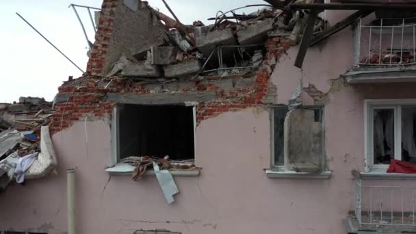 러시아 공습에 심하게 손상되었습니다 Chernihiv 우크라이나에있는 건물의 정면은 완전하게 파괴되고 — 비디오