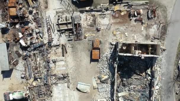 러시아 공습으로 심각하게 손상된 중요한 인프라 발전소 우크라이나 지붕과 건물과 — 비디오