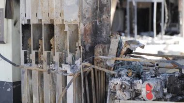 Rus hava saldırısında ağır hasar gören Ukrayna 'daki sanayi binaları ve dükkanlar. Düzinelerce bina tamamen yıkıldı, çatılar çöktü ve duvarlar un ufak oldu. Kişisel.