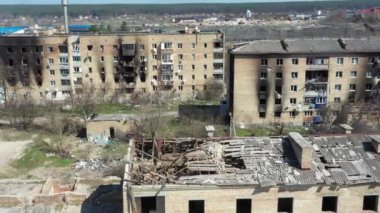 Ukrayna, Horenka 'da bir yerleşim bölgesi. Rus hava saldırısından ağır hasar görmüş. Düzinelerce bina tamamen yıkıldı, çatılar çöktü ve duvarlar un ufak oldu. Kişisel eşyalar.