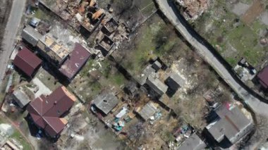 Ukrayna, Horenka 'da bir yerleşim bölgesi. Rus hava saldırısından ağır hasar görmüş. Düzinelerce bina tamamen yıkıldı, çatılar çöktü ve duvarlar un ufak oldu. Kişisel eşyalar.