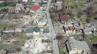 Ukrayna, Horenka 'da bir yerleşim bölgesi. Rus hava saldırısından ağır hasar görmüş. Düzinelerce bina tamamen yıkıldı, çatılar çöktü ve duvarlar un ufak oldu. Kişisel eşyalar.