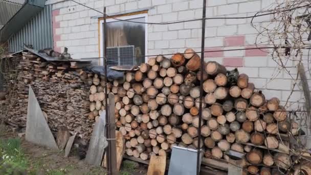 Civilní Okolí Obytné Čtvrti Chernihivu Dřevo Podpal Naskládán Mimo Dům — Stock video