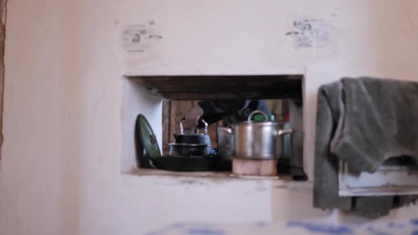 Agujero Través Del Horno Barro Abierto Que Cocina Desayuno Pueblo — Vídeos de Stock