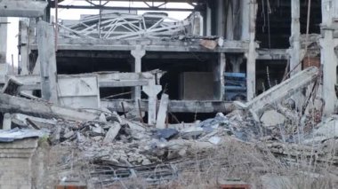 Rus hava saldırısında ağır hasar gören Ukrayna 'daki sanayi binaları ve dükkanlar. Düzinelerce bina tamamen yıkıldı, çatılar çöktü ve duvarlar un ufak oldu. Kişisel.